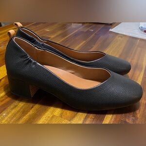 NWT Gentle Souls Black genuine Leather pumps very comfortable and cute. Size 10M